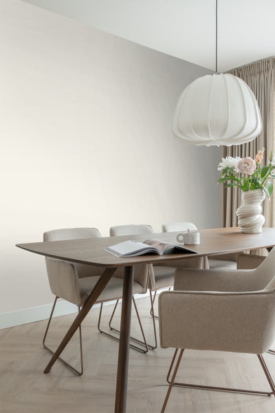 Esszimmer mit Esstisch, Stühlen, Lampe und Dekoration für eine helle und einladende Atmosphäre.