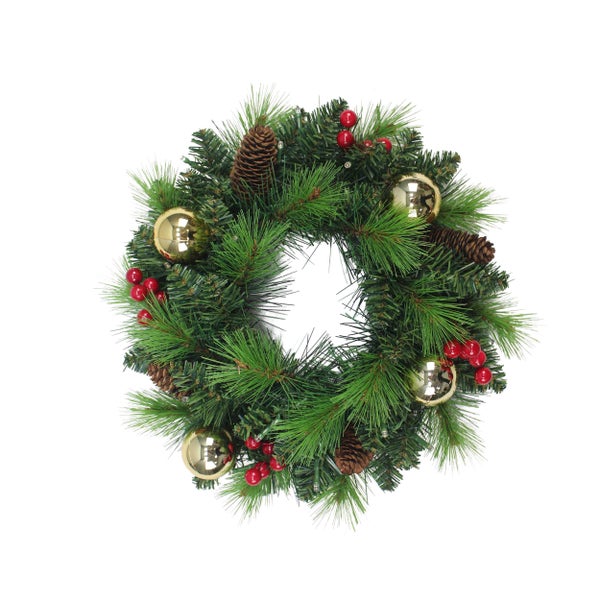 Weihnachtlicher Türkranz mit Tannenzweigen, Kugeln und Zapfen