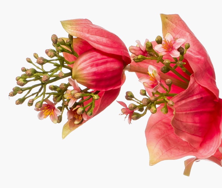 Künstlicher Blumenzweig mit roten Blüten und grünen Blättern.