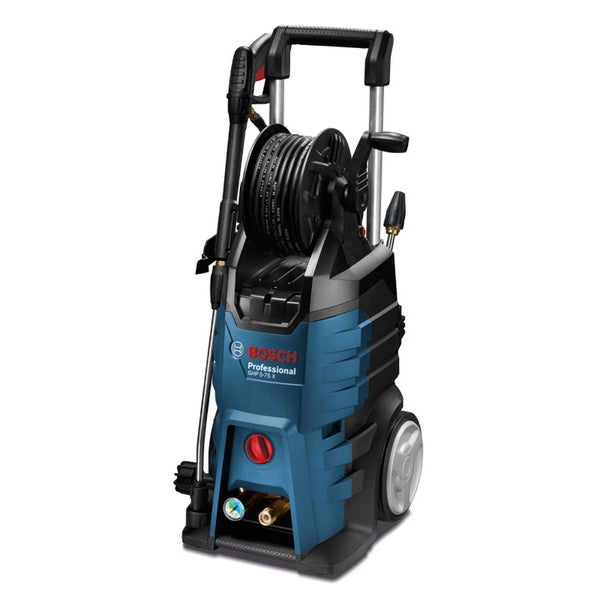 Bosch Professional Hochdruckreiniger GHP 5-75 X mit integrierter Schlauchtrommel, Rädern und Strahlrohrhalterung.