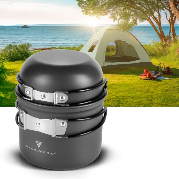 Stapelbares Camping Kochgeschirr Set aus Aluminium mit Stahlwerk Logo vor einer Camping Szene am Meer.