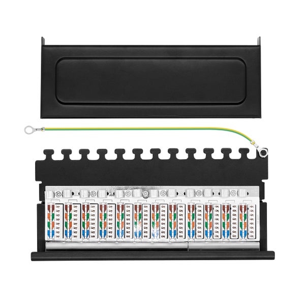 12-Port-Patchpanel mit Gehäusedeckel und Erdungskabel für Netzwerkinstallationen.