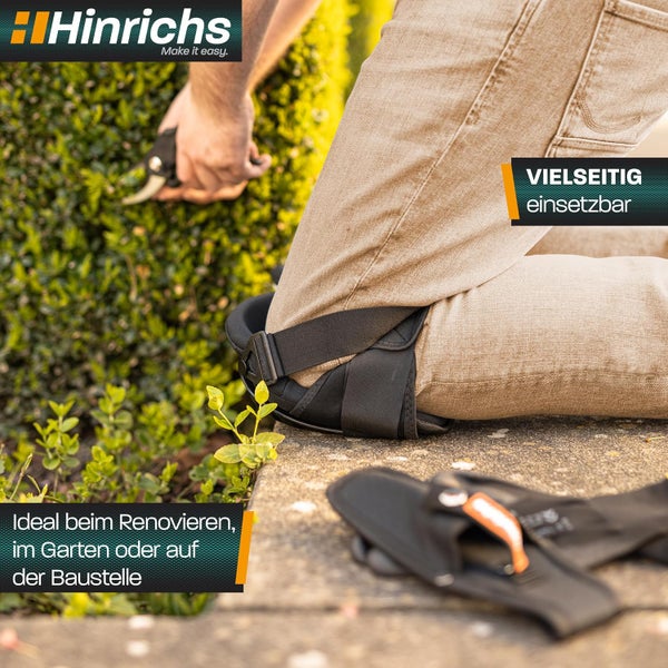 Schwarze Knieschoner im Einsatz beim Heckenschneiden im Garten, Hinrichs Logo.