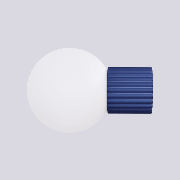 Moderne Wandleuchte mit weißem kugelförmigem Diffusor und blauem geripptem zylindrischem Sockel.