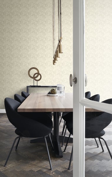 Esszimmer mit Esstisch, Stühlen und floral gemusterter Tapete