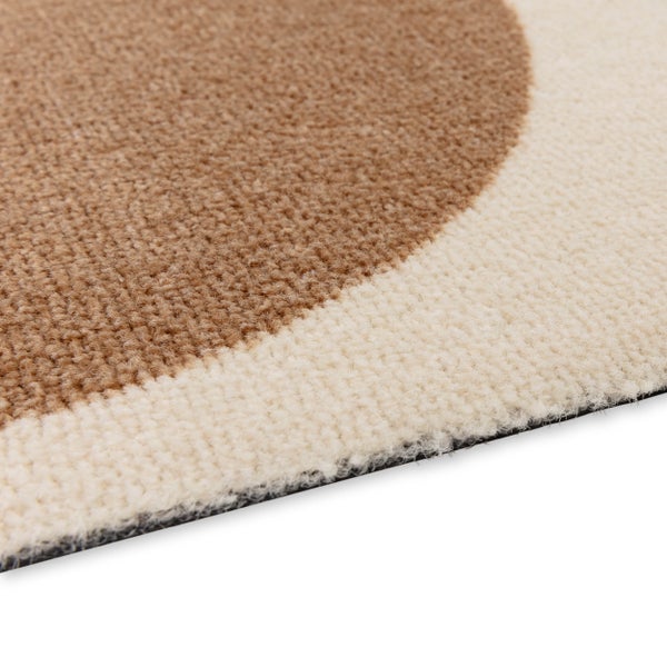 Nahaufnahme eines braun-beigen Teppichs mit Schlingenstruktur und abgerundetem Muster.