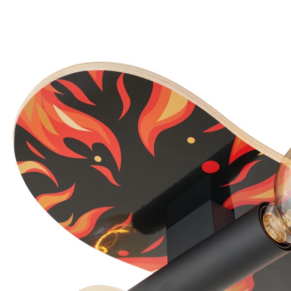 Nahaufnahme einer Skateboard-Leuchte aus Holz mit Flammen-Dekor und schwarzer Fassung.