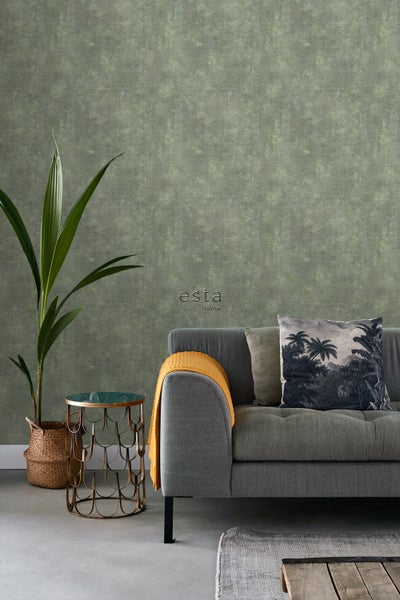 Wohnzimmer mit grauer Couch, Beistelltisch und grüner Tapete