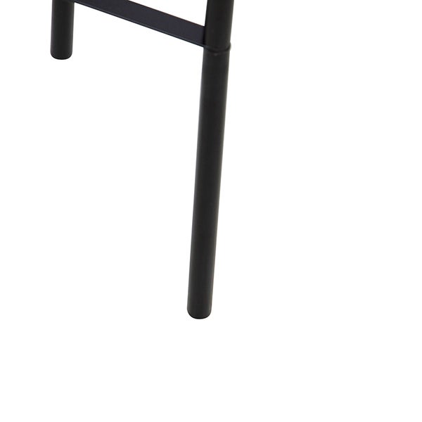 Detailaufnahme von schwarzen Möbelbeinen aus Metall mit einer horizontalen Querstrebe.