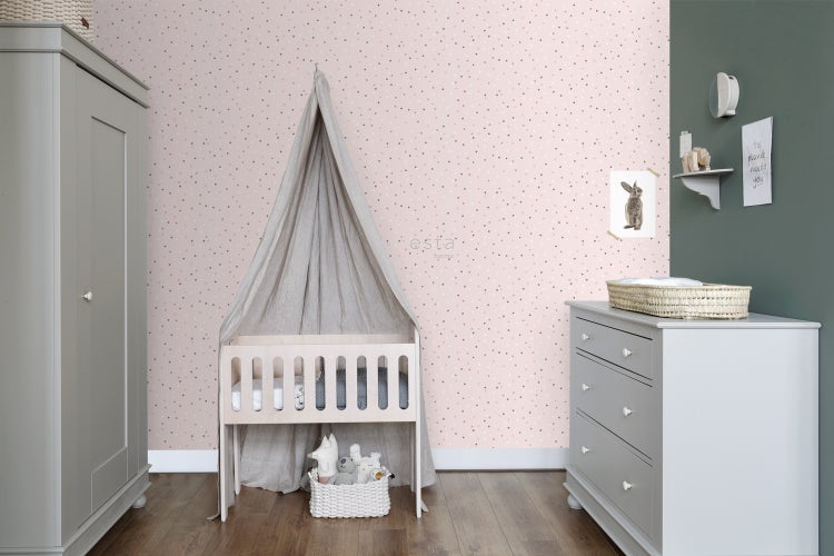 Kinderzimmer mit Kinderbett, Wickelkommode und Kleiderschrank in hellen Farbtönen