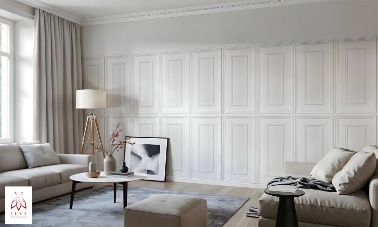 Wohnzimmer mit Paneelwand, Sofa, Tischlampe und Vorhängen für eine stilvolle Inneneinrichtung.