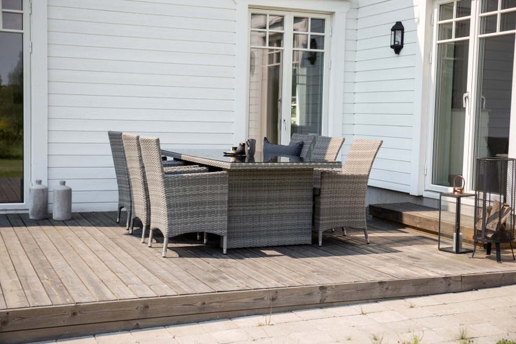 Gartenmöbel-Set mit Tisch und Stühlen auf einer Holzterrasse
