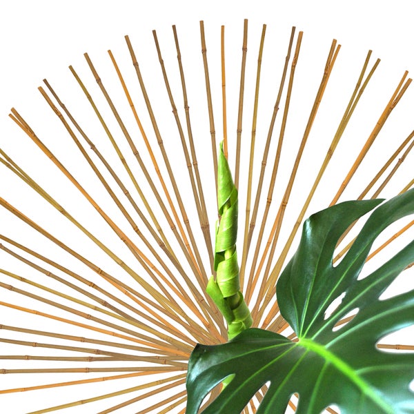 Dekorative Bambusstäbe mit Monstera Blatt