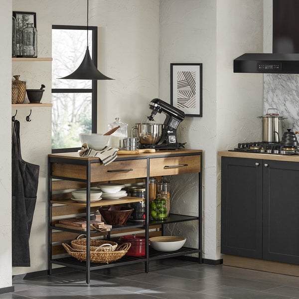 Küchenszene mit Küchenwagen, Küchenmaschine und Kochutensilien