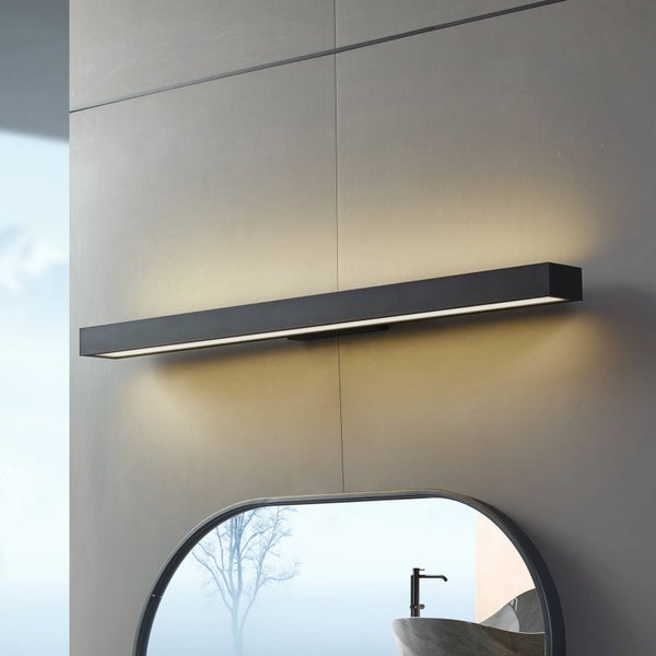 Schwarze LED-Wandleuchte in linearer Form über einem ovalen Spiegel, Metall, Lichtaustritt nach oben und unten.