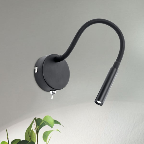 Moderne Wandleuchte mit flexiblem Arm und integriertem Kippschalter zur gezielten Beleuchtung.