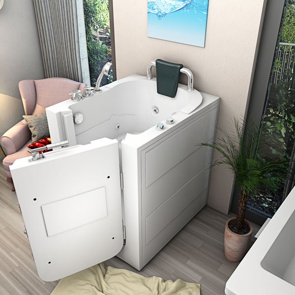 Begehbare Badewanne mit offener Tür in Badezimmerumgebung