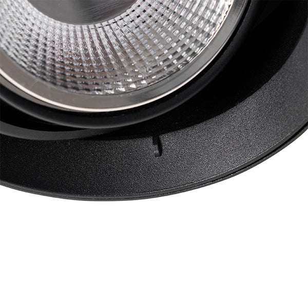 Nahaufnahme eines runden LED-Strahlers mit strukturiertem Reflektor und matt schwarzem Außenring.