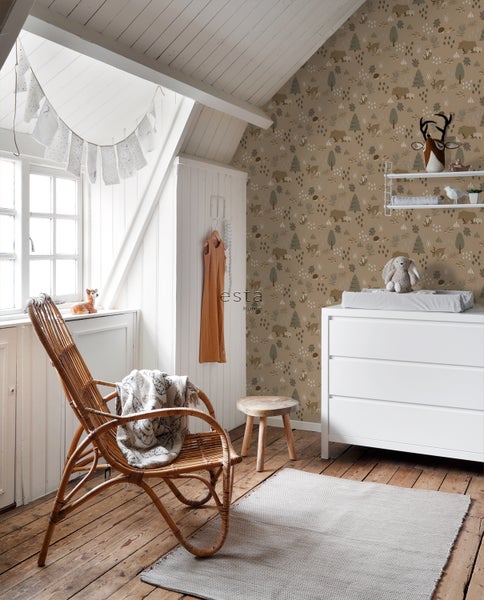 Kinderzimmer mit Wickelkommode, Rattansessel und Waldtapete