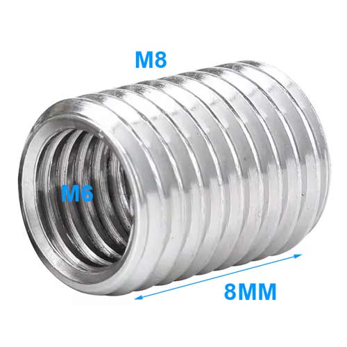 Gewindeeinsatz aus Metall mit M6 Innengewinde, M8 Außengewinde und einer Länge von 8 Millimeter.