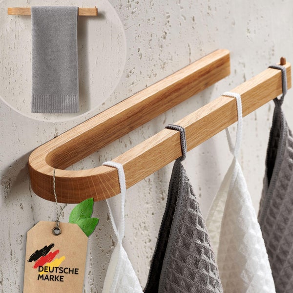 Wand-Handtuchhalter aus Holz in U-Form mit Handtüchern an einer strukturierten Wand, Siegel Deutsche Marke.