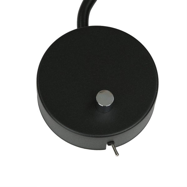 Detailaufnahme einer schwarzen Leuchtenhalterung mit Schalter