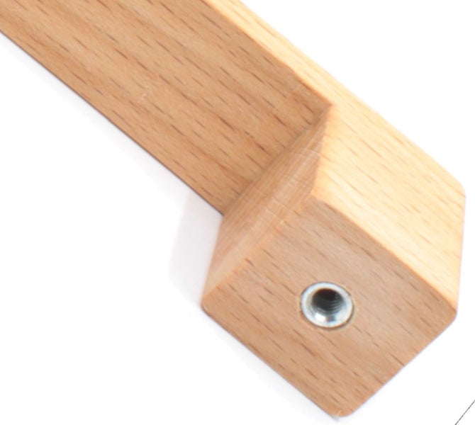 Detailansicht eines Holzgriffs mit Gewindeeinsatz