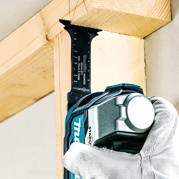 Makita Multifunktionswerkzeug schneidet eine Öffnung in eine Wand.