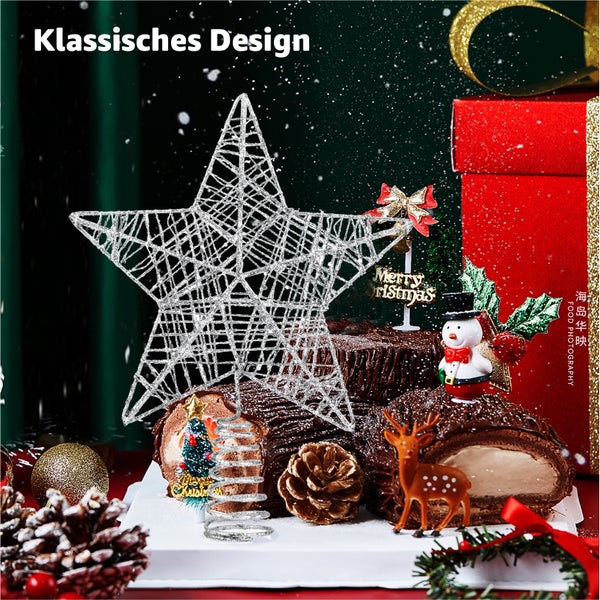 Weihnachtliche Dekoration mit Schokoladenkuchen, Stern, Tannenbaum und Hirschfigur