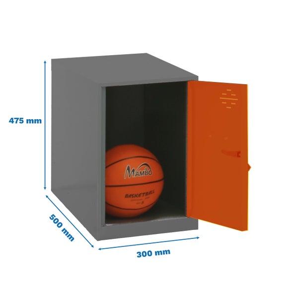 Grauer Garderobenschrank mit offener orangefarbener Tür und Basketball. Die Maße sind 475 mm Höhe, 500 mm Tiefe und 300 mm Breite.