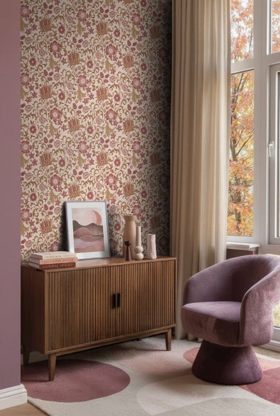 Modernes Wohnzimmer mit floral gemusterter Tapete, einem hölzernen Sideboard mit Lamellenfront und einem lila Sessel.