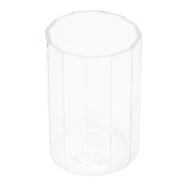 Transparenter achteckiger Zahnputzbecher aus Glas oder Kunststoff.