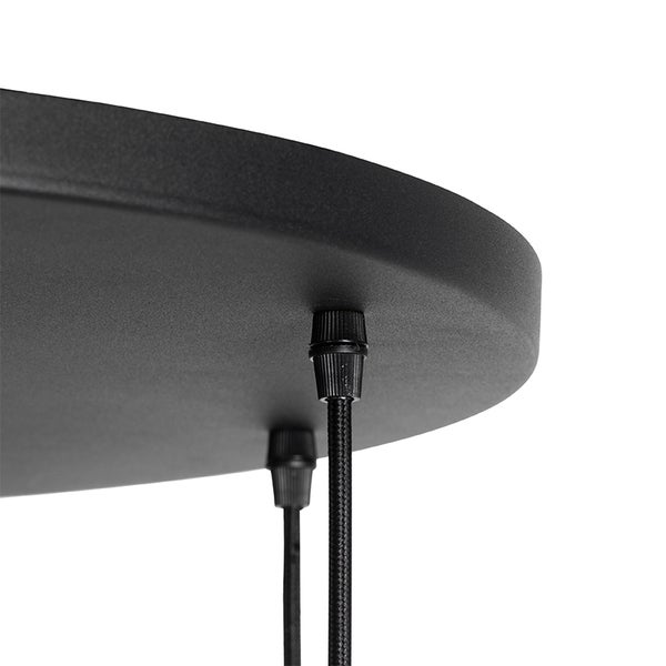 Detailansicht einer Deckenleuchte mit Kabelaufhängung