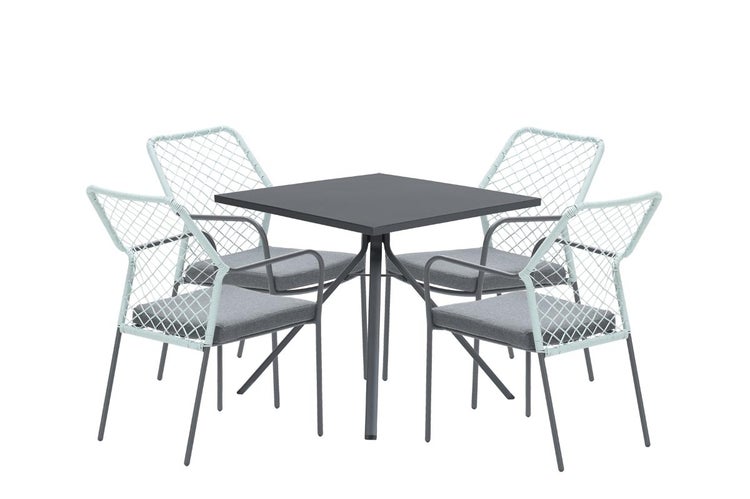 Gartenmöbel-Set bestehend aus einem quadratischen dunklen Tisch und vier Stühlen mit hellem Seilgeflecht und grauen Sitzkissen.