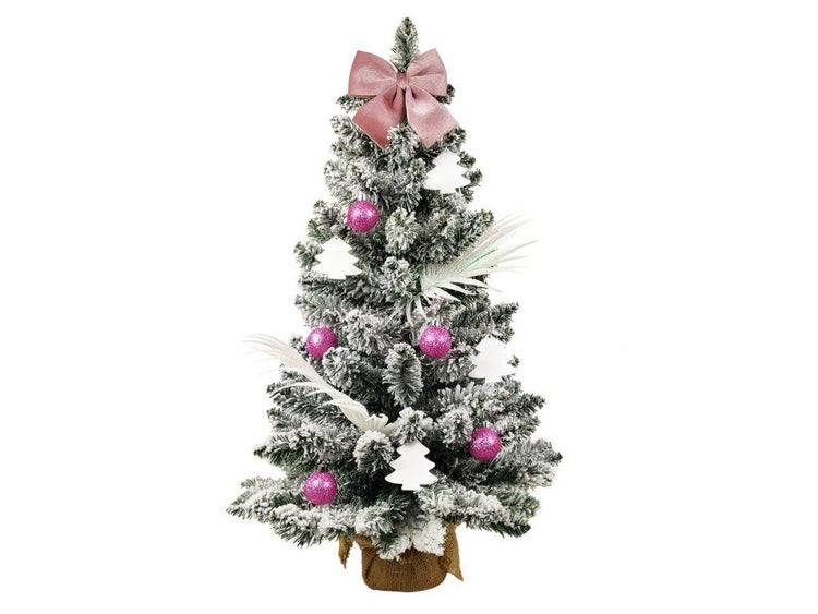 Künstlicher, verschneiter Weihnachtsbaum im Jutesack, geschmückt mit Kugeln, Schleife und Anhängern für die weihnachtliche Dekoration.