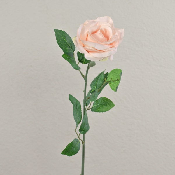 Künstliche Rose in Rosé mit grünem Stiel und Blättern aus Textilmaterial.