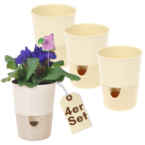Vierer Set Kunststoff Blumentöpfe in Beige mit Wasserspeicher, einer bepflanzt mit Gießkannendekoration und einem Etikett Vierer Set.