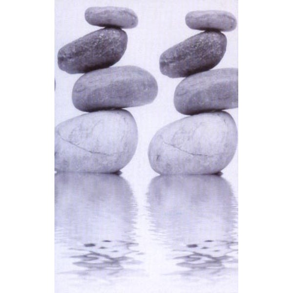 Wandbild mit zwei übereinandergestapelten Steinfiguren, die sich im Wasser spiegeln.