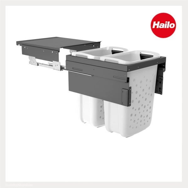 Hailo Wäschetrennsystem mit zwei weißen Kunststoffkörben und ausziehbarer Metallhalterung. Hailo Logo.