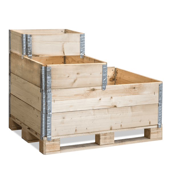 Stapelbare Palettenrahmen aus Holz mit Metallscharnieren auf einer Transportpalette.