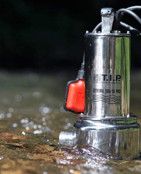 T.I.P. Schmutzwasser-Tauchpumpe Extrema 300/10 Pro aus Edelstahl mit Schwimmerschalter in flachem Wasser.