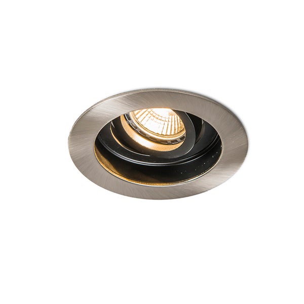Runder, schwenkbarer Einbaustrahler aus gebürstetem Metall mit eingeschaltetem Leuchtmittel.
