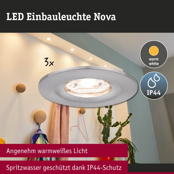 Dreier-Set LED-Einbauleuchten Nova, silberfarben, warmweißes Licht, IP44 Spritzwasserschutz, montiert im Deckenbereich eines organisierten Flurs.