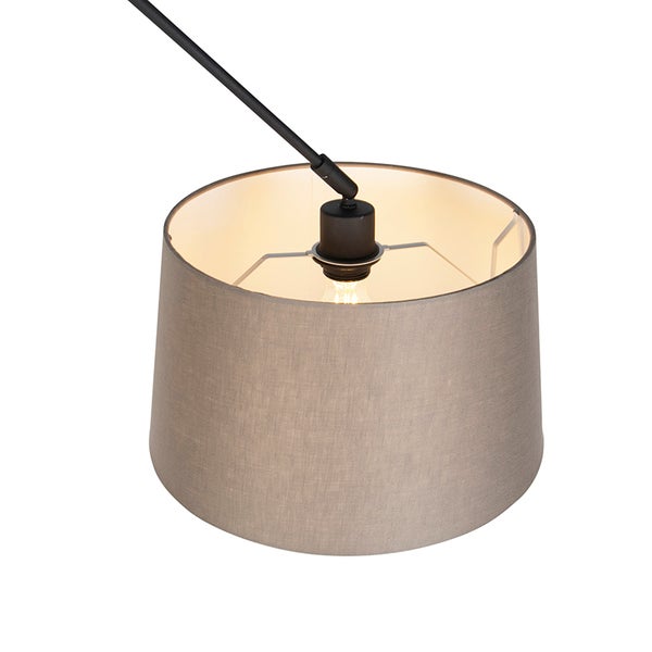 Lampenschirm aus taupefarbenem Textil an einem schwarzen Metallarm mit Fassung.