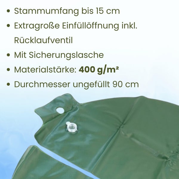 Eine Frau platziert einen grünen GarPet Baumbewässerungsring zur effizienten Langzeitbewässerung um einen jungen Baum im Garten.