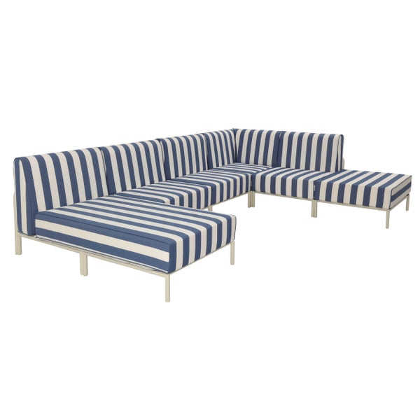 Modulares Garten-Lounge-Set mit blau-weiß gestreiften Polstern und hellem Metallgestell in U-Form.