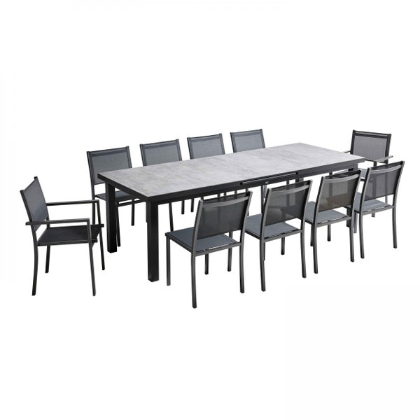 Garten-Essgruppe bestehend aus einem ausziehbaren Tisch in Steinoptik und zehn Gartenstühlen aus Metall mit Textilbespannung.