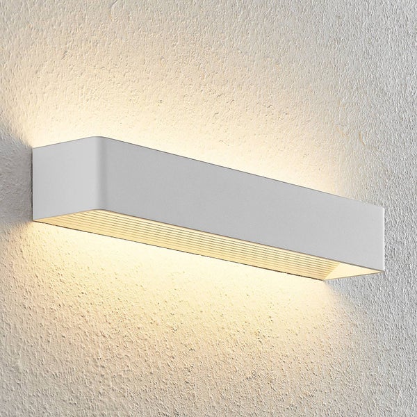 Moderne rechteckige weiße Wandleuchte mit abgerundeten Ecken, die Licht nach oben und unten abstrahlt.