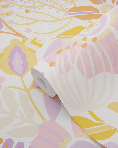 Tapetenrolle mit großflächigem, abstraktem Blumenmuster und Blättern in Pastelltönen.
