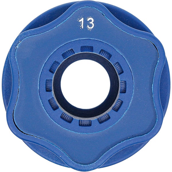 Blaue Rohrabdeckung mit der Zahl 13